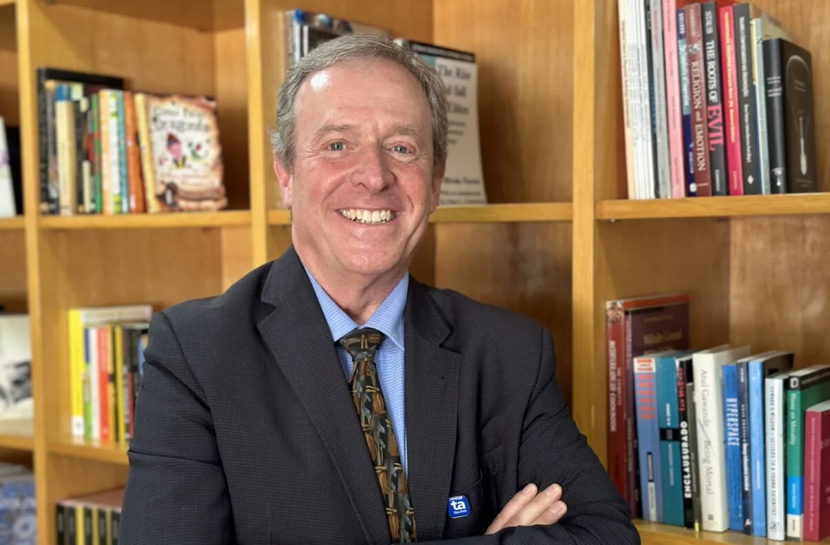 "Vacinar contra dengue será importante, mas precisamos de um antiviral", diz Jeffrey Glenn a'O Globo